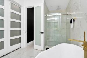 Imagen de la galería de The Suite Spot! Downtown Skyline Views! Sleeps 12, en Houston