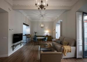a living room with a couch and a table at Apartamentos Petronila 1881 in Mérida