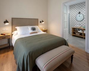 1 dormitorio con 1 cama grande con manta verde en PETRONILA 1881 en Merida