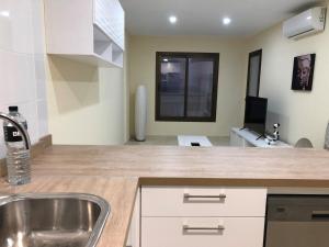 Moderno Apartamento en Primera línea Paseo Marítimo Fuengirola的厨房或小厨房