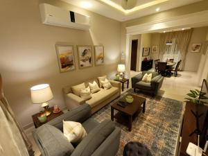 een woonkamer met een bank en een tafel bij F residence, Elegant & Luxury in Riyad