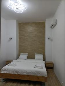 - une chambre avec un grand lit et un plafond dans l'établissement LUTA STUDIO, à Bucarest