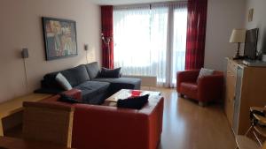 uma sala de estar com um sofá e uma cadeira em Appartement Winterberg, Kapperundweg 4, Appartement 34 em Winterberg