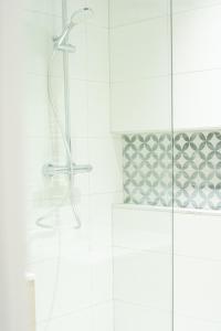 W łazience znajduje się prysznic ze szklanymi drzwiami. w obiekcie Cottage "Le GOELAND" face au Lac de la forêt d'Orient - Les Cottages du Belvédère w mieście Mesnil-Saint-Père