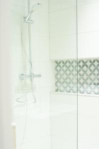 a bathroom with a shower with a glass door at Cottage "Le GOELAND" face au Lac de la forêt d'Orient - Les Cottages du Belvédère in Mesnil-Saint-Père