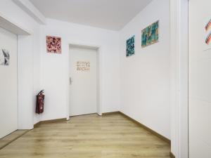 Habitación con pinturas en las paredes y suelo de madera. en Le Gabriel, en Estrasburgo