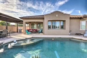 une piscine devant une maison dans l'établissement Game Room and Pool Stylish Goodyear Home!, à Liberty