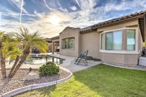 une maison avec un jardin et une piscine dans l'établissement Game Room and Pool Stylish Goodyear Home!, à Liberty