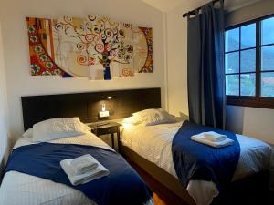 1 Schlafzimmer mit 2 Betten und einem Fenster in der Unterkunft Casa El Descanso Azul A in Los Llanillos