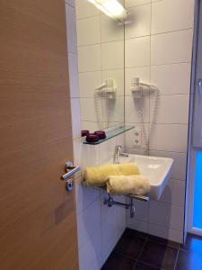 Koupelna v ubytování Haus Bergleben + 37 fotografií