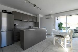 Η κουζίνα ή μικρή κουζίνα στο La Roseliere Appartement 2 chambres 6 couchages à 400 m de la plage