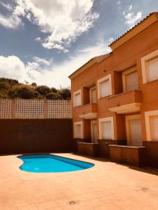 Bazén v ubytovaní PRECIOSO APARTAMENTO con TERRAZA y PISCINA alebo v jeho blízkosti