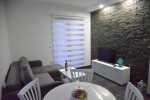 un salon avec un canapé et une télévision dans l'établissement Zlatibor Hills Zeus, à Zlatibor