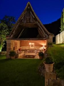 une petite maison avec une table dans la cour dans l'établissement Le Mas de Laval, à Saint-Cirq-Lapopie