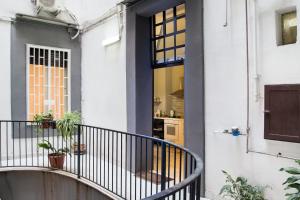 un ingresso a una casa con balcone di PortaMedina House a Napoli