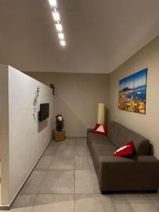 a living room with a couch and a tv at PortaMedina House in Naples