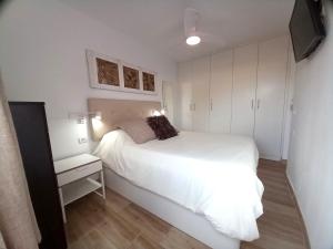 Postel nebo postele na pokoji v ubytování Apartamentos Medano - Lagos de Miramar Deluxe