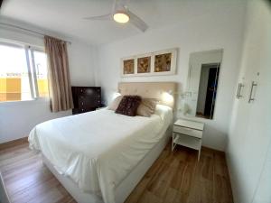 Postel nebo postele na pokoji v ubytování Apartamentos Medano - Lagos de Miramar Deluxe + 18 fotografií