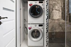 a washing machine and a dryer in a room at Siedmiogrodzka 7 Serviced Apartments by P&O in Warsaw