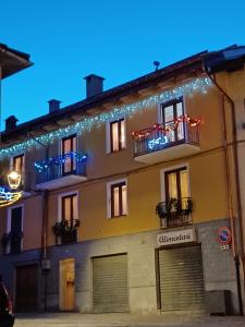 - un bâtiment avec des lumières de Noël sur les balcons dans l'établissement Il Larice, à Salabertano