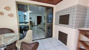 sala de estar con fregadero y chimenea en Apto em prédio frente ao mar, Meia Praia Itapema, linda vista, 3 dormitórios, en Itapema 18 fotos más