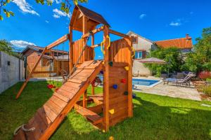 Ο χώρος παιχνιδιού για παιδιά στο Holiday Home Tower with private pool, sauna and quads