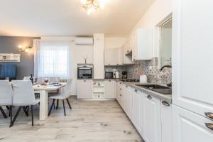 Η κουζίνα ή μικρή κουζίνα στο Holiday Home Tower with private pool, sauna and quads