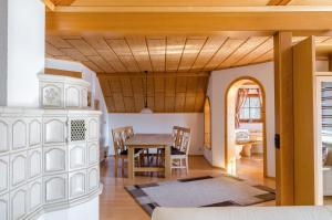 a kitchen and dining room with a table and chairs at Ferienwohnung Maria in Liggersdorf