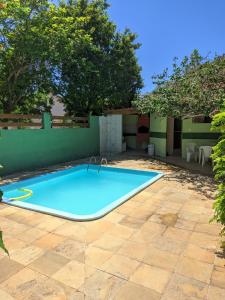 Casa em condominio no Pero - Cabo Frio游泳池或附近泳池