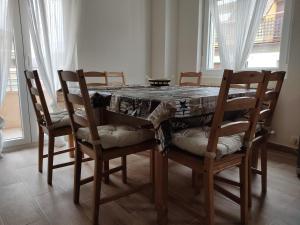 uma mesa de jantar com cadeiras e uma toalha de mesa em Mi Piso en Béjar em Béjar