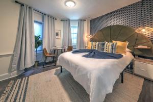 una camera da letto con un grande letto con una grande testiera di Good Hotels Boston a Boston
