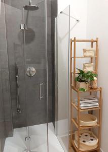 un bagno con box doccia e porta a vetri. di La Casa di Adele - your Home in Trieste a Trieste