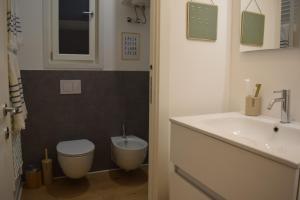bagno con servizi igienici e lavandino di La Casa di Adele - your Home in Trieste a Trieste