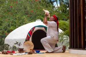 Un uomo sta ballando di fronte a una tenda di Presidente InterContinental Cozumel Resort & Spa by IHG a Cozumel