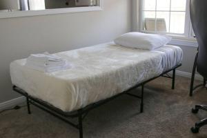 A bed or beds in a room at Entire cozy nest minutes from Dulles Airport