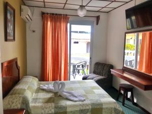 een hotelkamer met een bed met een handdoek erop bij Hotel Malinche in Quepos