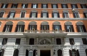 ein großes Gebäude mit vielen Fenstern in der Unterkunft Hotel Aberdeen in Rom