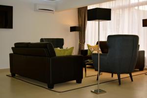 TV a/nebo společenská místnost v ubytování New Brookfields Hotel