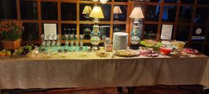 une table recouverte de assiettes et de bols de nourriture dans l'établissement Pousada do Morro Verde, à Carvalhos