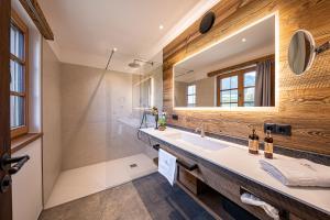 Koupelna v ubytování Alm-Chalets-Samerberg + 37 fotografií