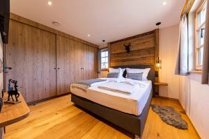 Postel nebo postele na pokoji v ubytování Alm-Chalets-Samerberg