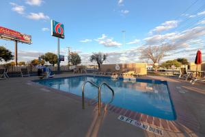 Bazén v ubytování Motel 6-San Antonio, TX - West SeaWorld nebo v jeho okolí