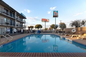 Bazén v ubytování Motel 6-San Antonio, TX - West SeaWorld nebo v jeho okolí