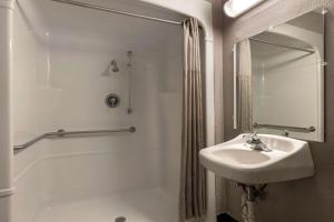 Koupelna v ubytování Motel 6-San Antonio, TX - West SeaWorld