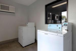 Kuchyň nebo kuchyňský kout v ubytování Motel 6-San Antonio, TX - West SeaWorld