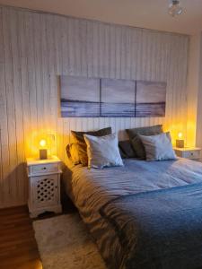um quarto com uma cama grande e 2 candeeiros em tuhogarencerler,sol y vistas em Cerler