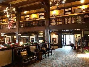 eine Lobby eines Hotels mit Sofas und einer Flagge in der Unterkunft Eureka Inn, Trademark Collection by Wyndham in Eureka