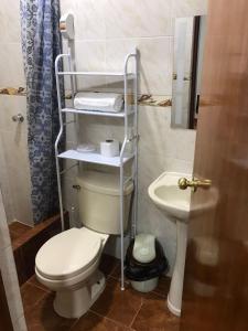 uma casa de banho com um WC e um lavatório em 100- departamento céntrico en chorrillos em Lima