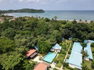 Una vista aérea de un resort con piscina y el océano. en Selina River Venao, en Playa Venao