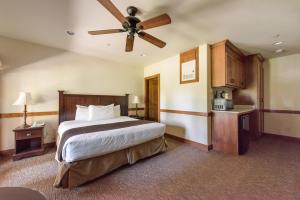 a bedroom with a bed and a ceiling fan at Granlibakken Tahoe in Tahoe City